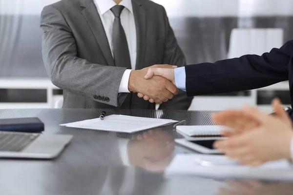 Ismeretlen üzletemberek ráznak kezet, miután aláírták a szerződést a modern irodában, közelről. Kézfogás mint sikeres tárgyalási befejezés — Stock Fotó