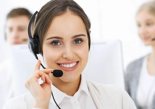 呼叫中心工作中的各种操作人员的组合。漂亮的女人戴着耳机与客户沟通电话营销服务。业务概念 — 图库照片
