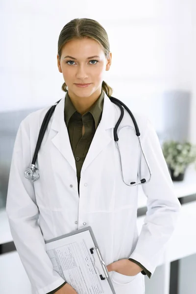 Mulher-médico de pé e olhando para a câmera. Serviço médico perfeito na clínica. Medicina e cuidados de saúde — Fotografia de Stock