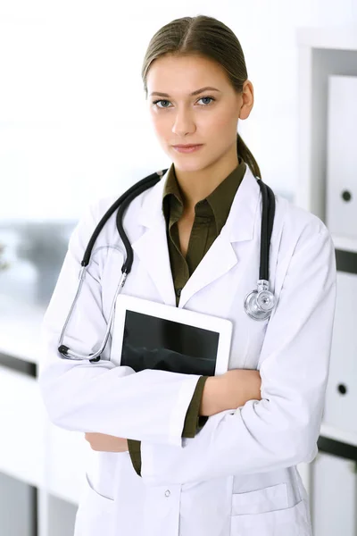 Dottore donna in piedi dritto e guardando la fotocamera. Servizio medico perfetto in clinica. Buon futuro in medicina e sanità — Foto Stock