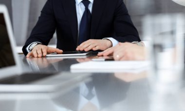 Modern bir ofiste birlikte çalışan iş adamları. Meslektaşları ya da avukatları olan tanınmamış işadamı ve kadın sözleşmeyle ilgili görüşmede