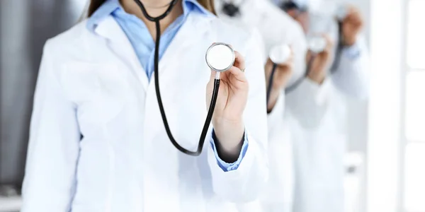 Grupo de médicos con estetoscopio en primer plano. Médicos listos para examinar y ayudar al paciente. Concepto de medicina —  Fotos de Stock