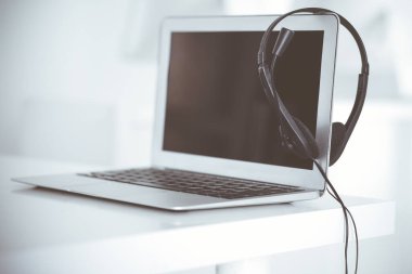 Çağrı merkezi ve iletişim desteği, müşteri hizmetleri yardım masası. Dizüstü bilgisayarda VOIP kulaklığı