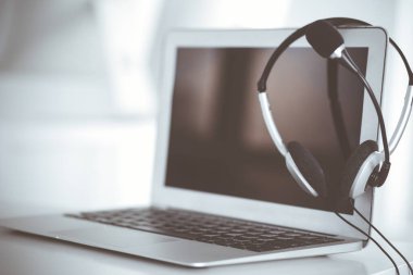 Çağrı merkezi ve iletişim desteği, müşteri hizmetleri yardım masası. Dizüstü bilgisayarda VOIP kulaklığı