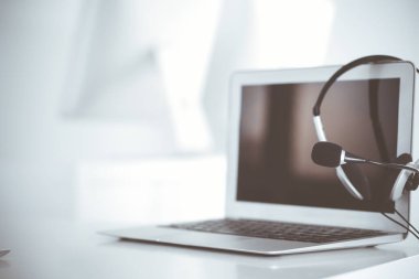 Çağrı merkezi ve iletişim desteği, müşteri hizmetleri yardım masası. Dizüstü bilgisayarda VOIP kulaklığı
