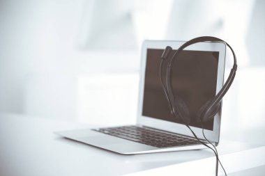 Çağrı merkezi ve iletişim desteği, müşteri hizmetleri yardım masası. Dizüstü bilgisayarda VOIP kulaklığı
