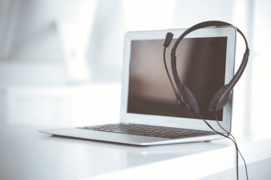 Çağrı merkezi ve iletişim desteği, müşteri hizmetleri yardım masası. Dizüstü bilgisayarda VOIP kulaklığı