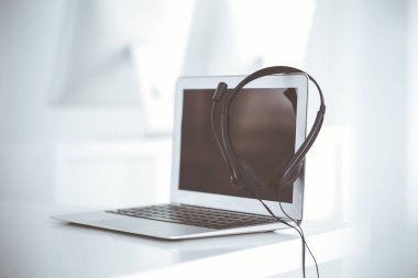 Çağrı merkezi ve iletişim desteği, müşteri hizmetleri yardım masası. Dizüstü bilgisayarda VOIP kulaklığı