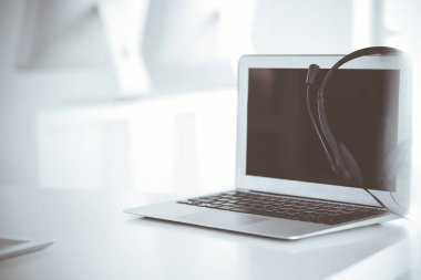 Çağrı merkezi ve iletişim desteği, müşteri hizmetleri yardım masası. Dizüstü bilgisayarda VOIP kulaklığı