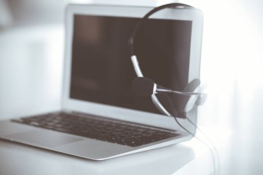 Çağrı merkezi ve iletişim desteği, müşteri hizmetleri yardım masası. Dizüstü bilgisayarda VOIP kulaklığı
