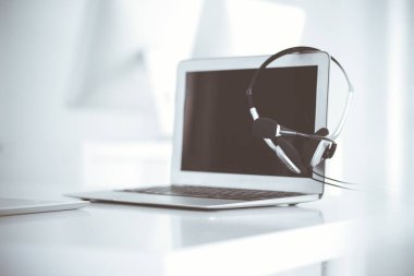Çağrı merkezi ve iletişim desteği, müşteri hizmetleri yardım masası. Dizüstü bilgisayarda VOIP kulaklığı