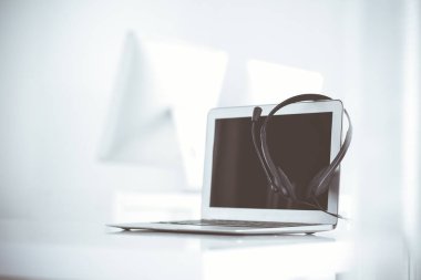 Çağrı merkezi ve iletişim desteği, müşteri hizmetleri yardım masası. Dizüstü bilgisayarda VOIP kulaklığı