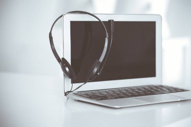 Çağrı merkezi ve iletişim desteği, müşteri hizmetleri yardım masası. Dizüstü bilgisayarda VOIP kulaklığı