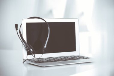 Çağrı merkezi ve iletişim desteği, müşteri hizmetleri yardım masası. Dizüstü bilgisayarda VOIP kulaklığı