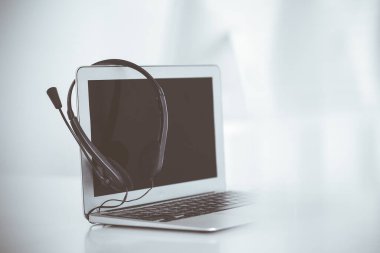 Çağrı merkezi ve iletişim desteği, müşteri hizmetleri yardım masası. Dizüstü bilgisayarda VOIP kulaklığı