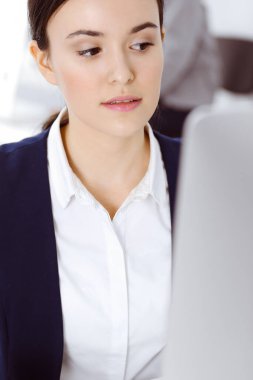 Ofiste bilgisayarla çalışan bir iş kadını. Avukat ya da muhasebeci işte oturuyor, vesikalık fotoğraf. İş konsepti