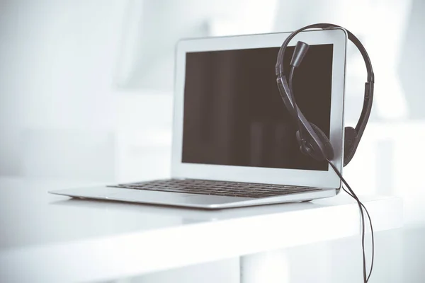 Call Center und Kommunikationsunterstützung, Kundenservice Helpdesk. VOIP-Headset auf dem Laptop — Stockfoto