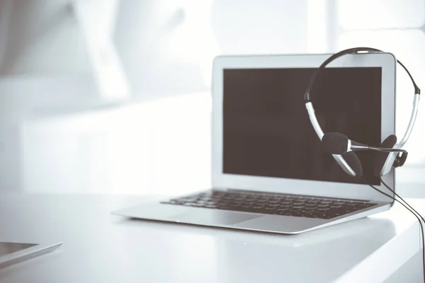 Call center en communicatie ondersteuning, klantenservice helpdesk. VOIP-headset op laptop computer — Stockfoto