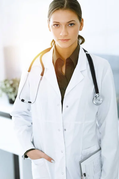 여자 의사가서 서 맑은 병원에서 카메라를 보고 있어요. 완벽 한 의료 서비스 죠. 의학 과 건강 — 스톡 사진