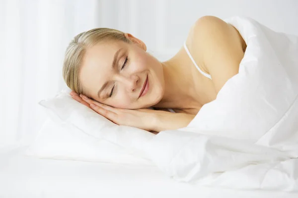 Vacker ung kvinna sover i sovrummet bekvämt och lyckligt. Vakna på fairy morgon — Stockfoto