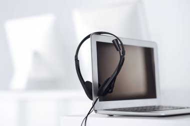 Çağrı merkezi ve iletişim desteği, müşteri hizmetleri yardım masası. Dizüstü bilgisayarda VOIP kulaklığı