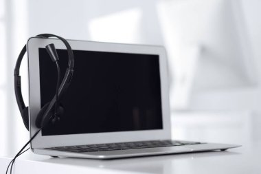 Çağrı merkezi ve iletişim desteği, müşteri hizmetleri yardım masası. Dizüstü bilgisayarda VOIP kulaklığı