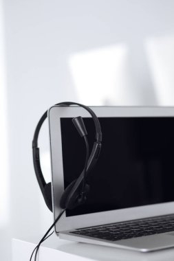 Çağrı merkezi ve iletişim desteği, müşteri hizmetleri yardım masası. Dizüstü bilgisayarda VOIP kulaklığı