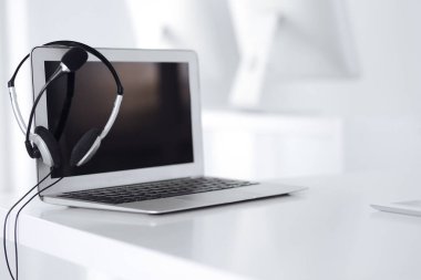 Çağrı merkezi ve iletişim desteği, müşteri hizmetleri yardım masası. Dizüstü bilgisayarda VOIP kulaklığı