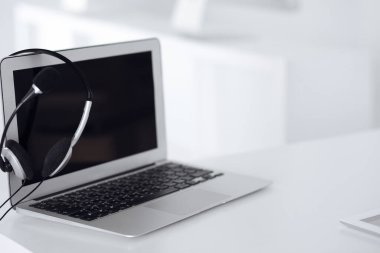 Çağrı merkezi ve iletişim desteği, müşteri hizmetleri yardım masası. Dizüstü bilgisayarda VOIP kulaklığı