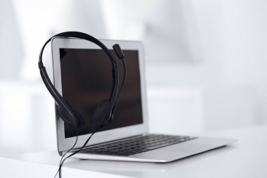 Çağrı merkezi ve iletişim desteği, müşteri hizmetleri yardım masası. Dizüstü bilgisayarda VOIP kulaklığı