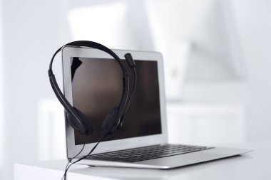 Çağrı merkezi ve iletişim desteği, müşteri hizmetleri yardım masası. Dizüstü bilgisayarda VOIP kulaklığı