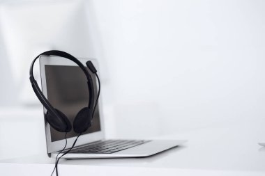 Çağrı merkezi ve iletişim desteği, müşteri hizmetleri yardım masası. Dizüstü bilgisayarda VOIP kulaklığı