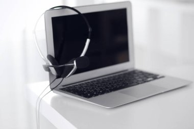 Çağrı merkezi ve iletişim desteği, müşteri hizmetleri yardım masası. Dizüstü bilgisayarda VOIP kulaklığı