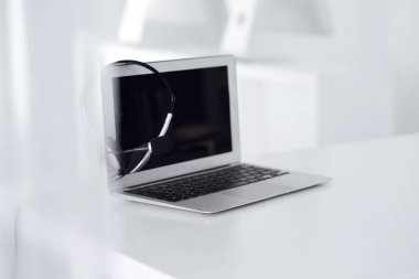 Çağrı merkezi ve iletişim desteği, müşteri hizmetleri yardım masası. Dizüstü bilgisayarda VOIP kulaklığı