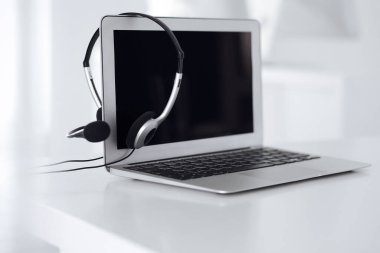 Çağrı merkezi ve iletişim desteği, müşteri hizmetleri yardım masası. Dizüstü bilgisayarda VOIP kulaklığı