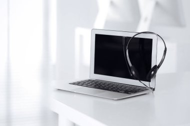 Çağrı merkezi ve iletişim desteği, müşteri hizmetleri yardım masası. Dizüstü bilgisayarda VOIP kulaklığı