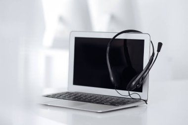 Çağrı merkezi ve iletişim desteği, müşteri hizmetleri yardım masası. Dizüstü bilgisayarda VOIP kulaklığı