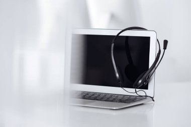 Çağrı merkezi ve iletişim desteği, müşteri hizmetleri yardım masası. Dizüstü bilgisayarda VOIP kulaklığı