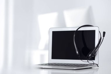 Çağrı merkezi ve iletişim desteği, müşteri hizmetleri yardım masası. Dizüstü bilgisayarda VOIP kulaklığı