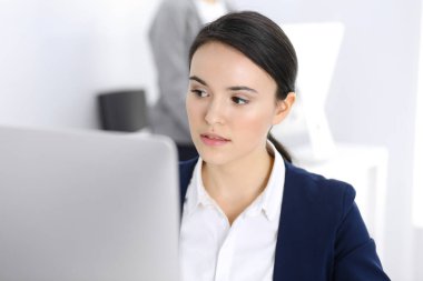 Ofiste bilgisayarla çalışan bir iş kadını. Avukat ya da muhasebeci işte oturuyor, vesikalık fotoğraf. İş konsepti