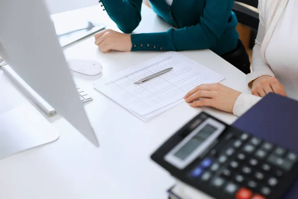 Hesap makinesi ve kağıtlar iş kadını ya da ofisteki büroda çalışan muhasebeci tarafından incelenmeyi bekliyor. İç Denetim ve vergi kavramı — Stok fotoğraf