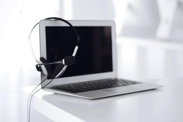 Call Center und Kommunikationsunterstützung, Kundenservice Helpdesk. VOIP-Headset auf dem Laptop — Stockfoto