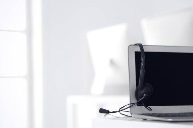 Çağrı merkezi ve iletişim desteği, müşteri hizmetleri yardım masası. Dizüstü bilgisayarda VOIP kulaklığı