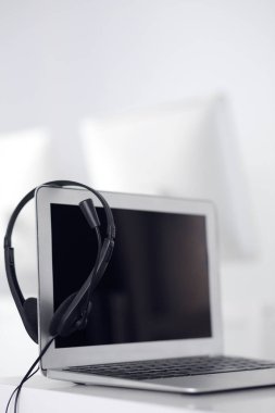 Çağrı merkezi ve iletişim desteği, müşteri hizmetleri yardım masası. Dizüstü bilgisayarda VOIP kulaklığı