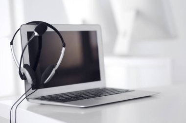 Çağrı merkezi ve iletişim desteği, müşteri hizmetleri yardım masası. Dizüstü bilgisayarda VOIP kulaklığı