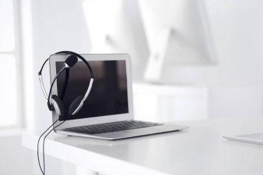 Çağrı merkezi ve iletişim desteği, müşteri hizmetleri yardım masası. Dizüstü bilgisayarda VOIP kulaklığı