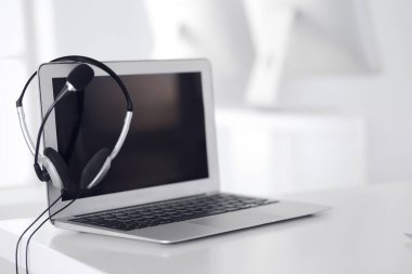 Çağrı merkezi ve iletişim desteği, müşteri hizmetleri yardım masası. Dizüstü bilgisayarda VOIP kulaklığı
