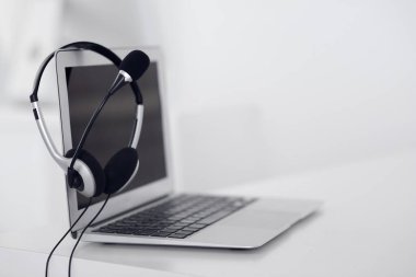 Çağrı merkezi ve iletişim desteği, müşteri hizmetleri yardım masası. Dizüstü bilgisayarda VOIP kulaklığı