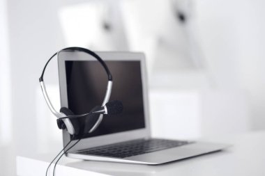 Çağrı merkezi ve iletişim desteği, müşteri hizmetleri yardım masası. Dizüstü bilgisayarda VOIP kulaklığı