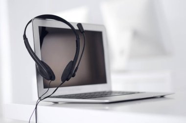 Çağrı merkezi ve iletişim desteği, müşteri hizmetleri yardım masası. Dizüstü bilgisayarda VOIP kulaklığı